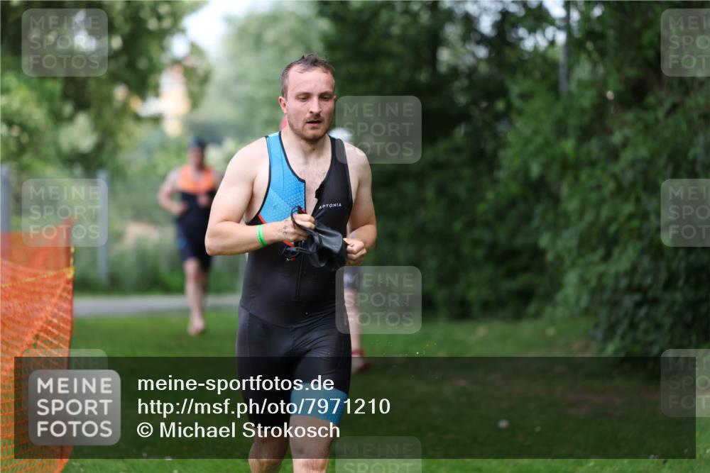 15.06.2025 - 7 Türme Triathlon Michael Strokosch http://msf.ph/oto/7971210 15.06.2025 12:59:27 Schwimmen 743, 750, 754, 875, 892, 975, 1063, 1082, 1088, 1097 meine-sportfotos.de