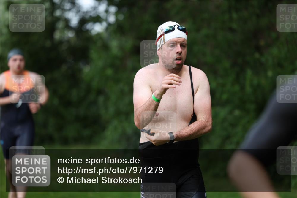 15.06.2025 - 7 Türme Triathlon Michael Strokosch http://msf.ph/oto/7971279 15.06.2025 12:59:32 Schwimmen 191, 743, 750, 875, 892, 975, 1008, 1082, 1088, 1097 meine-sportfotos.de