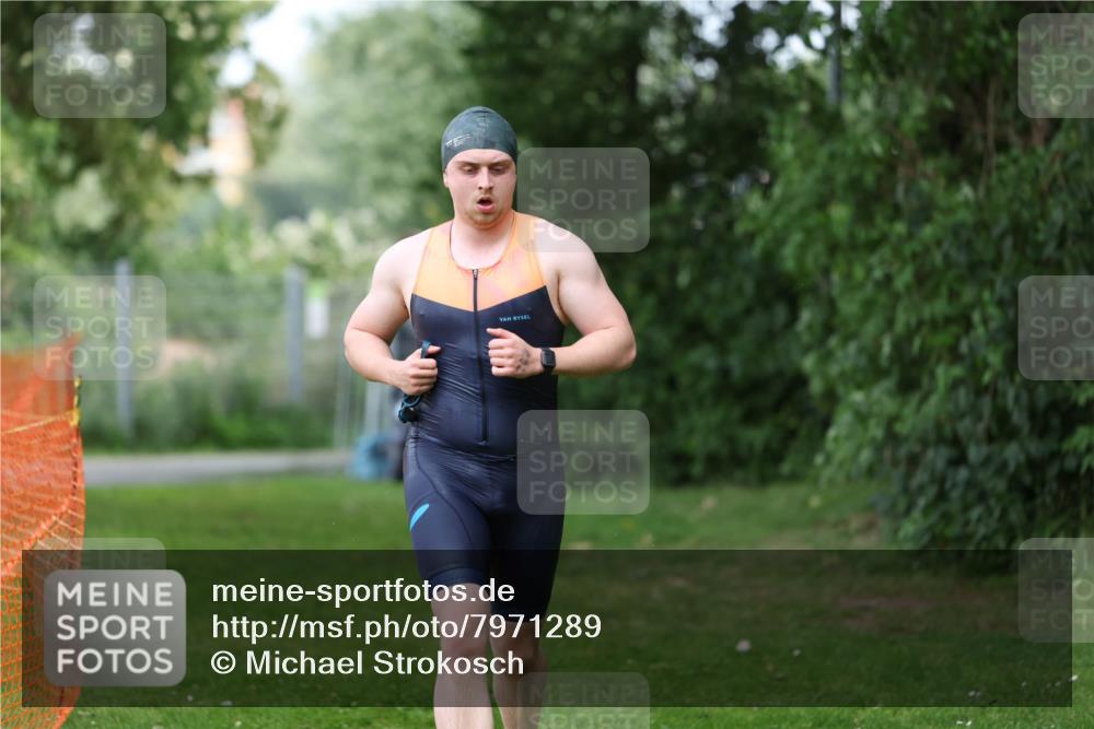 15.06.2025 - 7 Türme Triathlon Michael Strokosch http://msf.ph/oto/7971289 15.06.2025 12:59:33 Schwimmen 191, 743, 750, 875, 892, 975, 1008, 1082, 1088, 1097 meine-sportfotos.de