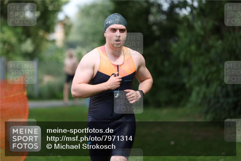 15.06.2025 - 7 Türme Triathlon Michael Strokosch http://msf.ph/oto/7971314 15.06.2025 12:59:34 Schwimmen 191, 743, 750, 875, 892, 975, 1008, 1082, 1088, 1097 meine-sportfotos.de