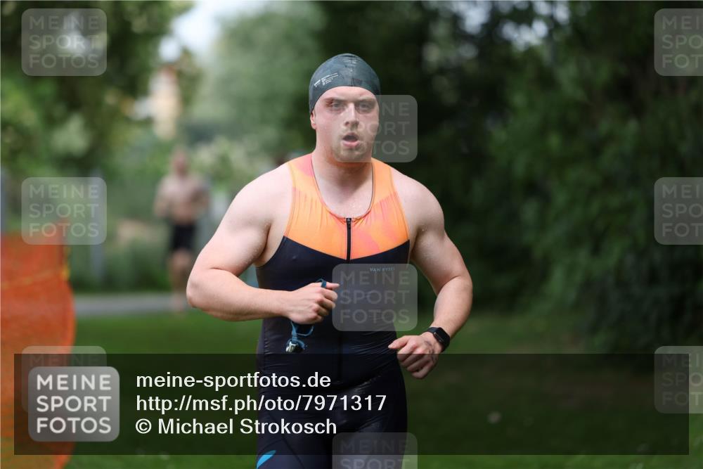 15.06.2025 - 7 Türme Triathlon Michael Strokosch http://msf.ph/oto/7971317 15.06.2025 12:59:34 Schwimmen 191, 743, 750, 875, 892, 975, 1008, 1082, 1088, 1097 meine-sportfotos.de