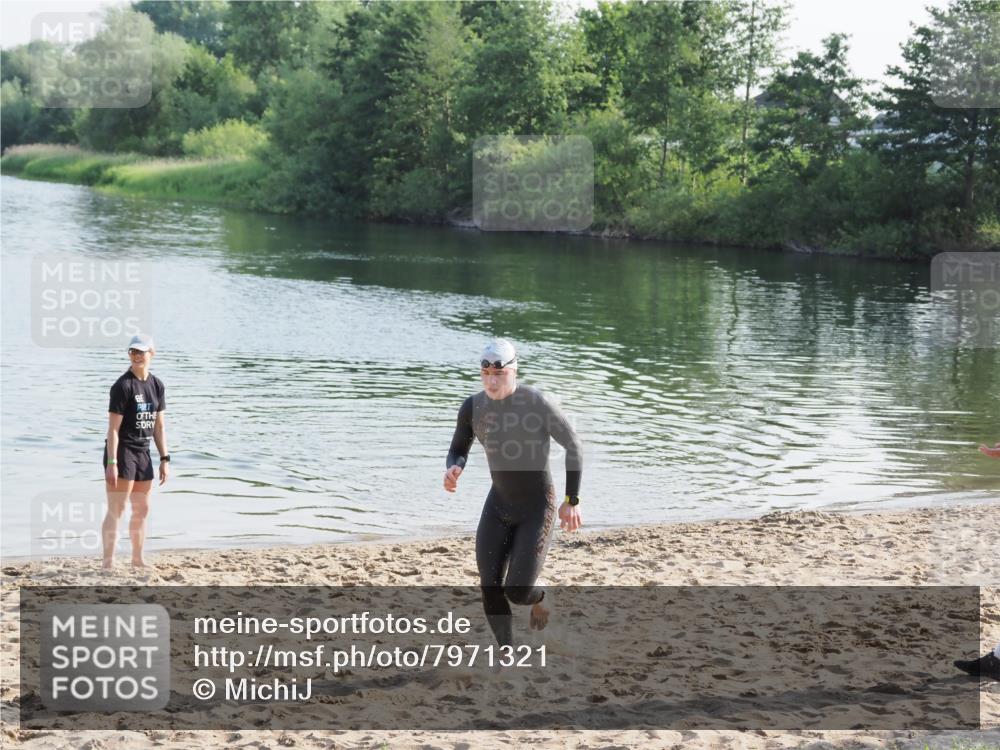 21.06.2025 - 27. Vierlanden-Triathlon MichiJ http://msf.ph/oto/7971321 15.06.2026 08:28:29 Schwimmen 10 meine-sportfotos.de