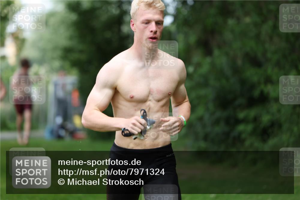 15.06.2025 - 7 Türme Triathlon Michael Strokosch http://msf.ph/oto/7971324 15.06.2025 12:59:41 Schwimmen 191, 875, 892, 975, 1008, 1082, 1088 meine-sportfotos.de