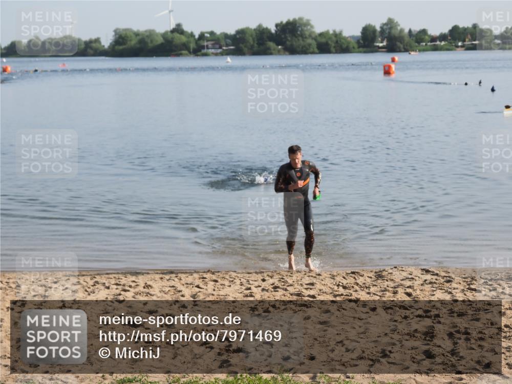 21.06.2025 - 27. Vierlanden-Triathlon MichiJ http://msf.ph/oto/7971469 15.06.2026 08:30:20 Schwimmen 37 meine-sportfotos.de