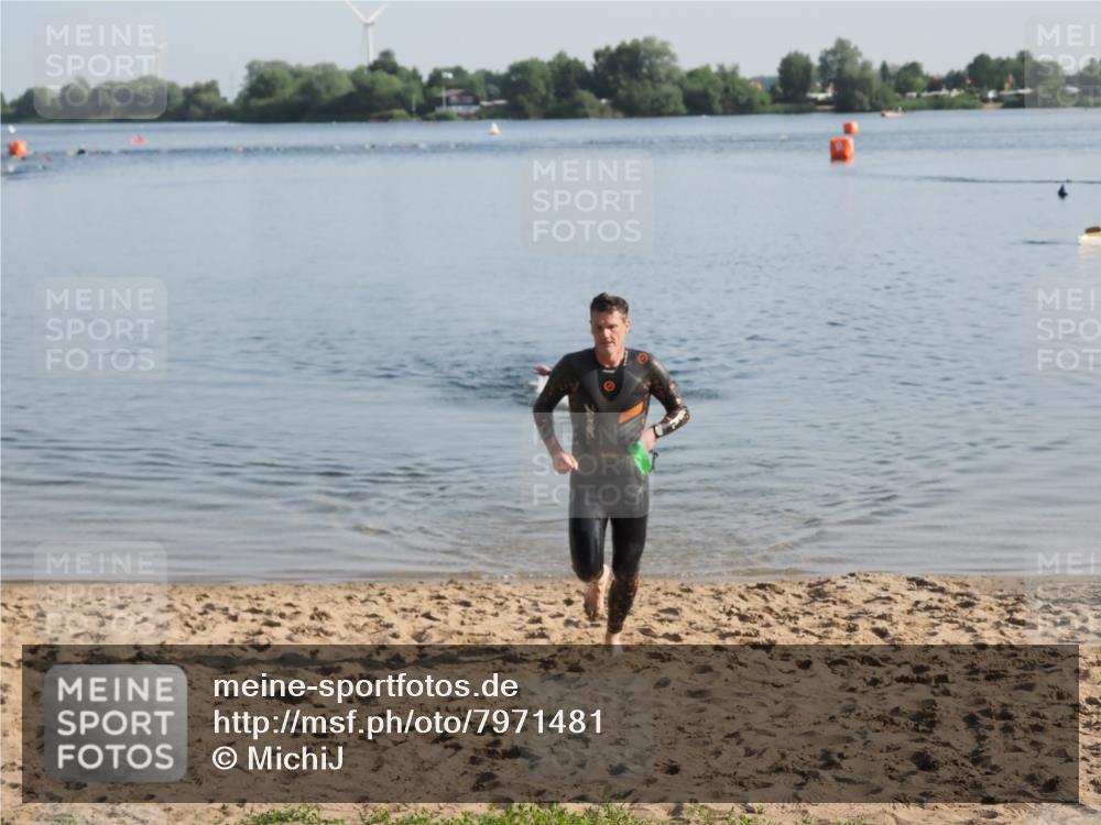 21.06.2025 - 27. Vierlanden-Triathlon MichiJ http://msf.ph/oto/7971481 15.06.2026 08:30:22 Schwimmen 37 meine-sportfotos.de