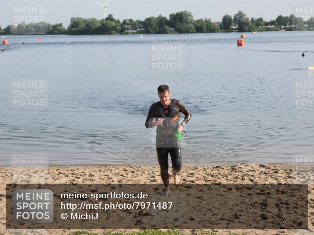 21.06.2025 - 27. Vierlanden-Triathlon MichiJ http://msf.ph/oto/7971487 15.06.2026 08:30:22 Schwimmen 37 meine-sportfotos.de