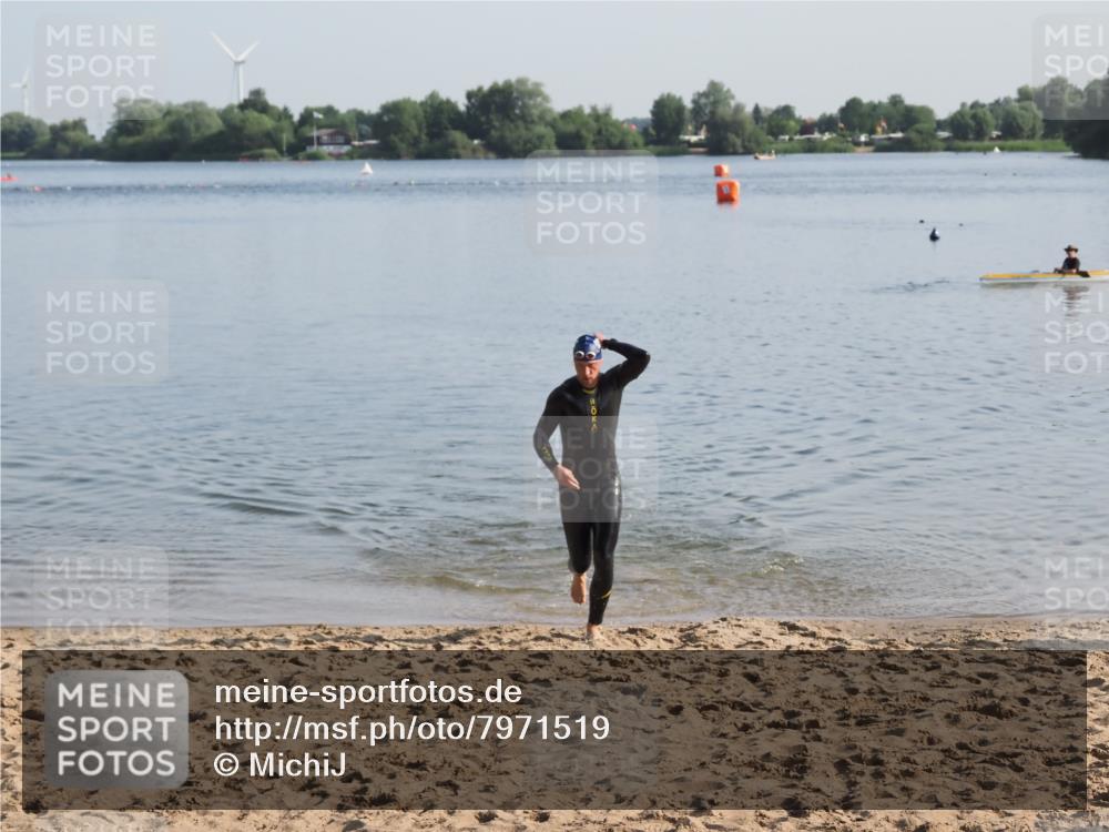 21.06.2025 - 27. Vierlanden-Triathlon MichiJ http://msf.ph/oto/7971519 15.06.2026 08:30:29 Schwimmen 17, 37 meine-sportfotos.de