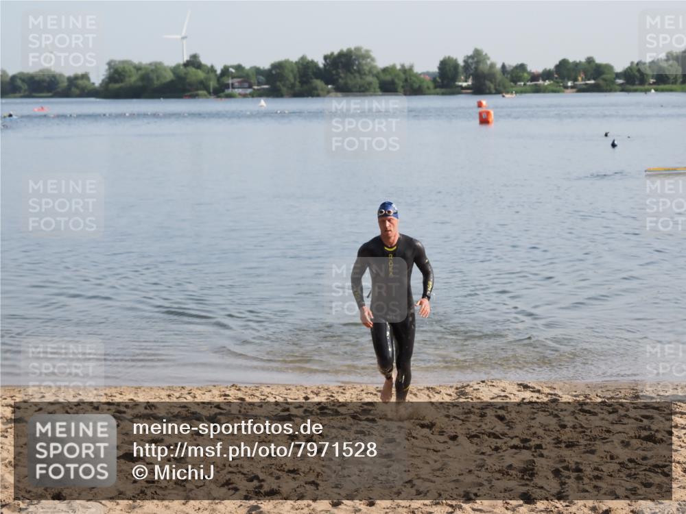21.06.2025 - 27. Vierlanden-Triathlon MichiJ http://msf.ph/oto/7971528 15.06.2026 08:30:30 Schwimmen 17, 37 meine-sportfotos.de