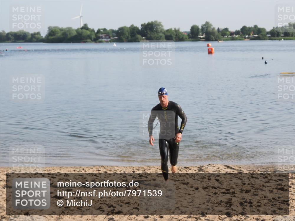21.06.2025 - 27. Vierlanden-Triathlon MichiJ http://msf.ph/oto/7971539 15.06.2026 08:30:30 Schwimmen 17, 37 meine-sportfotos.de