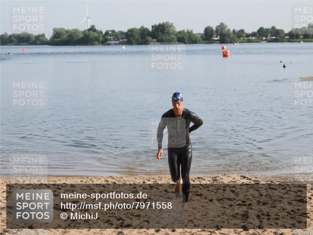 21.06.2025 - 27. Vierlanden-Triathlon MichiJ http://msf.ph/oto/7971558 15.06.2026 08:30:31 Schwimmen 17, 37 meine-sportfotos.de