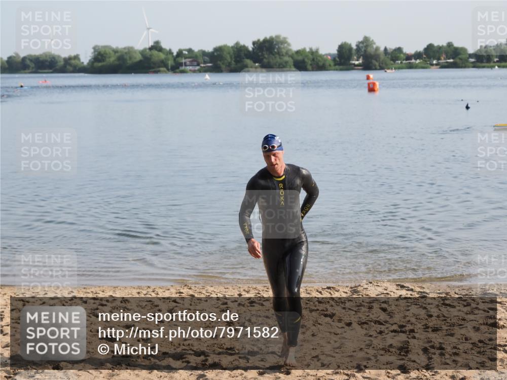 21.06.2025 - 27. Vierlanden-Triathlon MichiJ http://msf.ph/oto/7971582 15.06.2026 08:30:31 Schwimmen 17, 37 meine-sportfotos.de