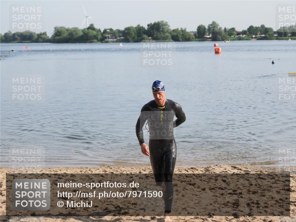 21.06.2025 - 27. Vierlanden-Triathlon MichiJ http://msf.ph/oto/7971590 15.06.2026 08:30:31 Schwimmen 17, 37 meine-sportfotos.de