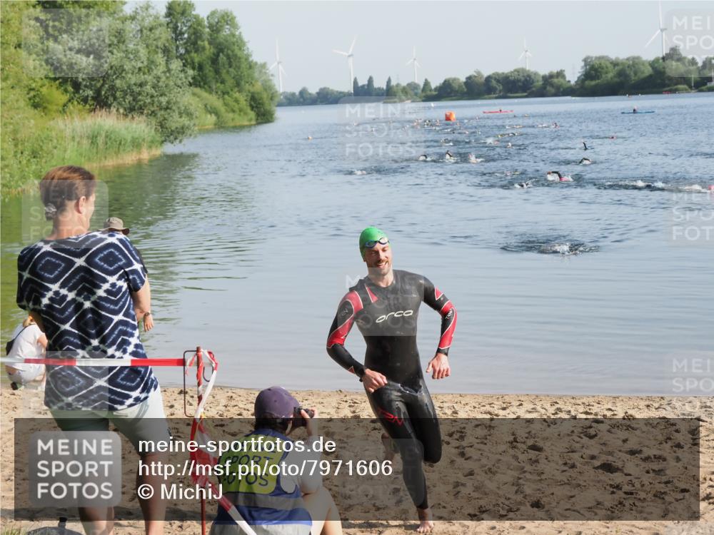 21.06.2025 - 27. Vierlanden-Triathlon MichiJ http://msf.ph/oto/7971606 15.06.2026 08:31:41 Schwimmen 63 meine-sportfotos.de
