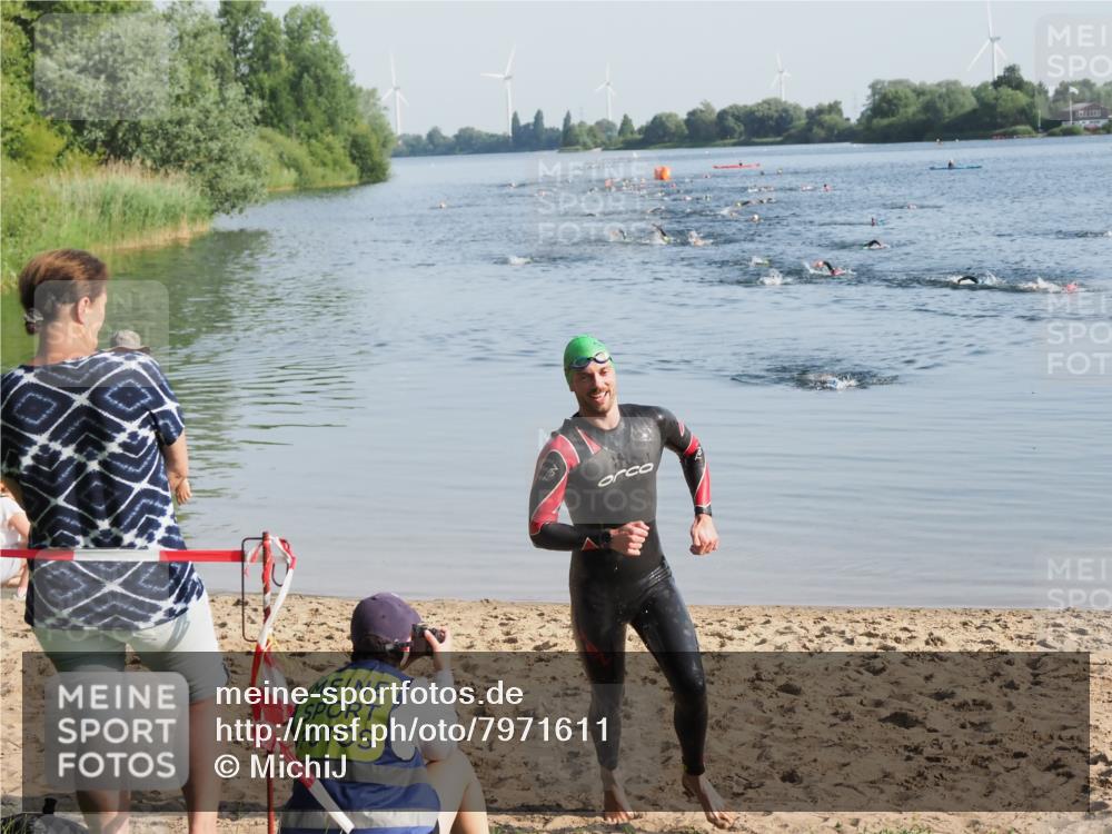 21.06.2025 - 27. Vierlanden-Triathlon MichiJ http://msf.ph/oto/7971611 15.06.2026 08:31:41 Schwimmen 63 meine-sportfotos.de