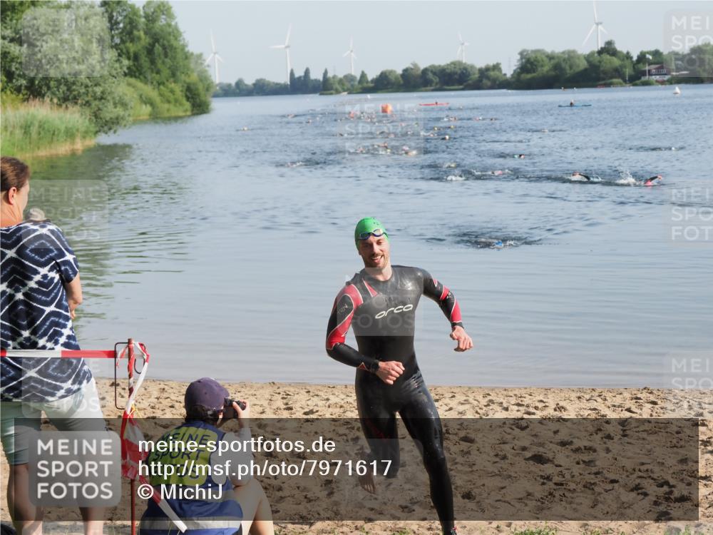 21.06.2025 - 27. Vierlanden-Triathlon MichiJ http://msf.ph/oto/7971617 15.06.2026 08:31:41 Schwimmen 63 meine-sportfotos.de