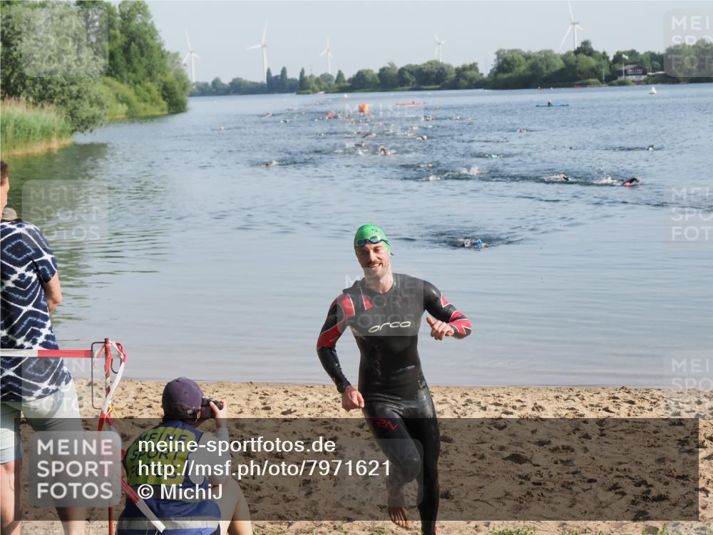 21.06.2025 - 27. Vierlanden-Triathlon MichiJ http://msf.ph/oto/7971621 15.06.2026 08:31:41 Schwimmen 63 meine-sportfotos.de