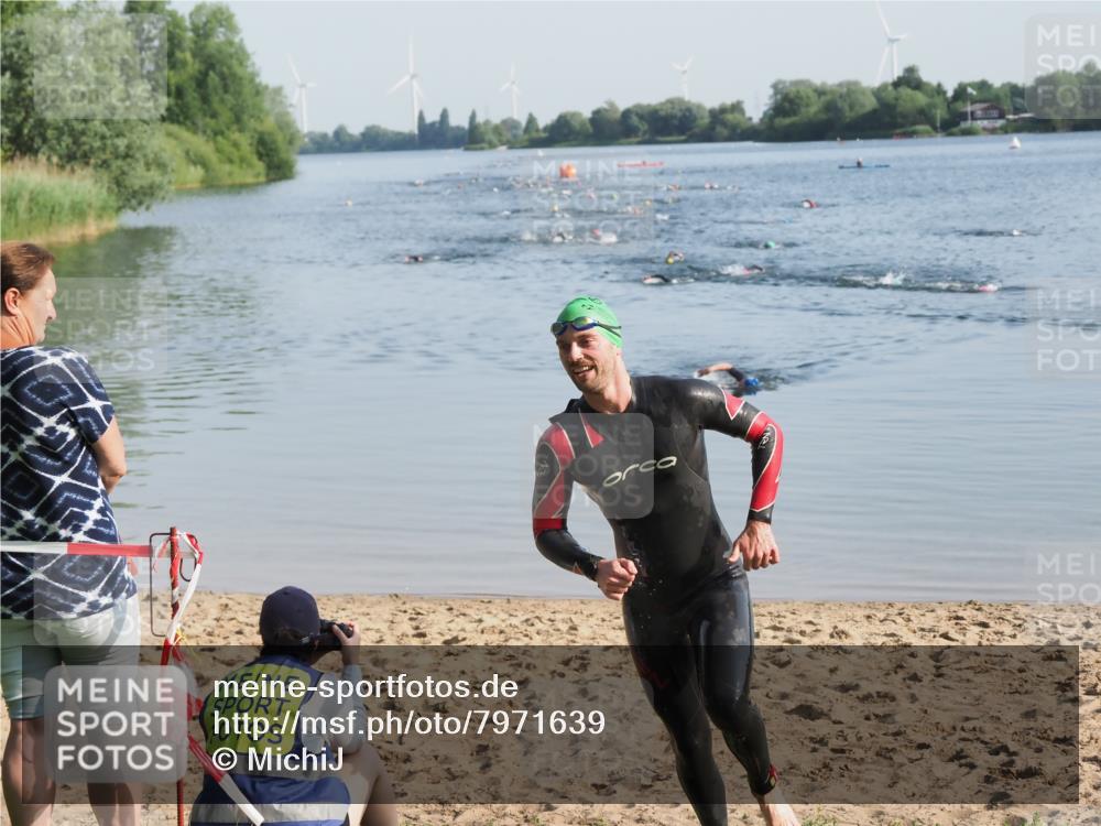 21.06.2025 - 27. Vierlanden-Triathlon MichiJ http://msf.ph/oto/7971639 15.06.2026 08:31:41 Schwimmen 63 meine-sportfotos.de