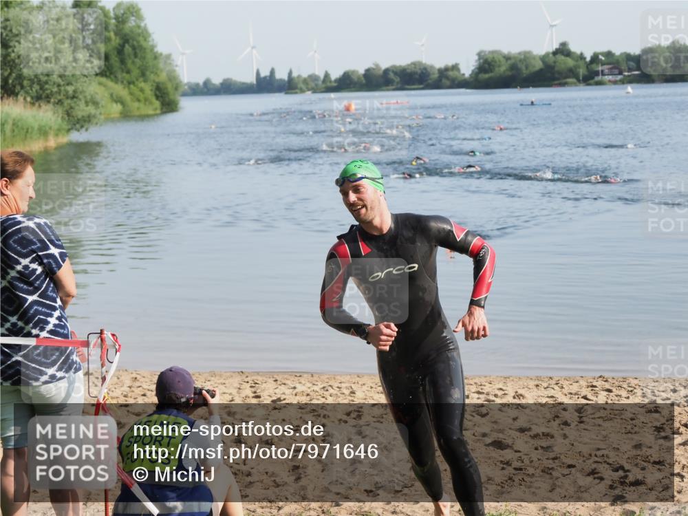 21.06.2025 - 27. Vierlanden-Triathlon MichiJ http://msf.ph/oto/7971646 15.06.2026 08:31:41 Schwimmen 63 meine-sportfotos.de