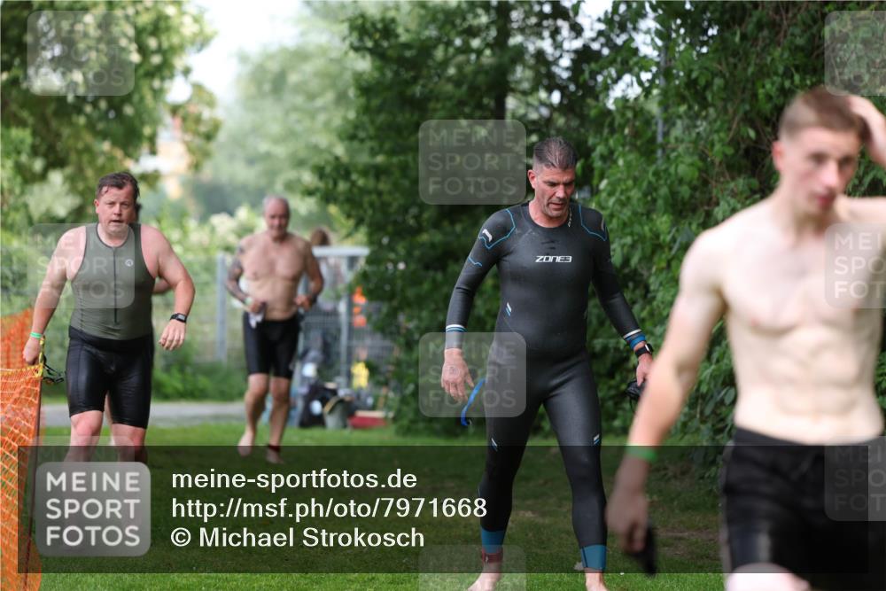 15.06.2025 - 7 Türme Triathlon Michael Strokosch http://msf.ph/oto/7971668 15.06.2025 13:01:04 Schwimmen 702, 759, 847, 972, 1080, 1096, 1192, 1200 meine-sportfotos.de