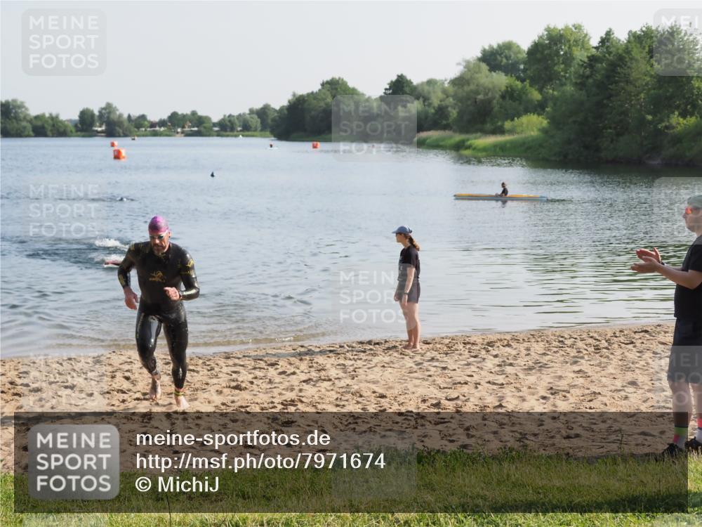 21.06.2025 - 27. Vierlanden-Triathlon MichiJ http://msf.ph/oto/7971674 15.06.2026 08:32:00 Schwimmen 30, 178 meine-sportfotos.de