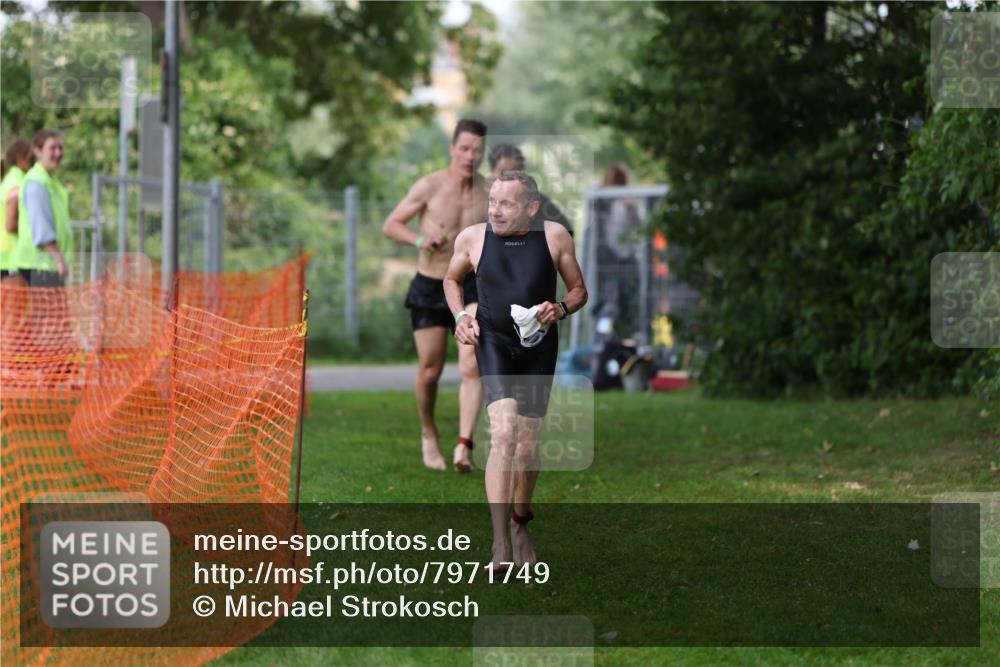 15.06.2025 - 7 Türme Triathlon Michael Strokosch http://msf.ph/oto/7971749 15.06.2025 13:01:15 Schwimmen 702, 759, 785, 847, 972, 1080, 1096, 1192, 1200 meine-sportfotos.de