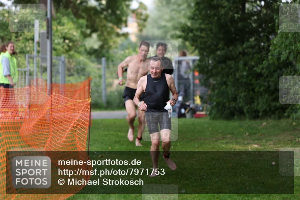 15.06.2025 - 7 Türme Triathlon Michael Strokosch http://msf.ph/oto/7971753 15.06.2025 13:01:15 Schwimmen 702, 759, 785, 847, 972, 1080, 1096, 1192, 1200 meine-sportfotos.de