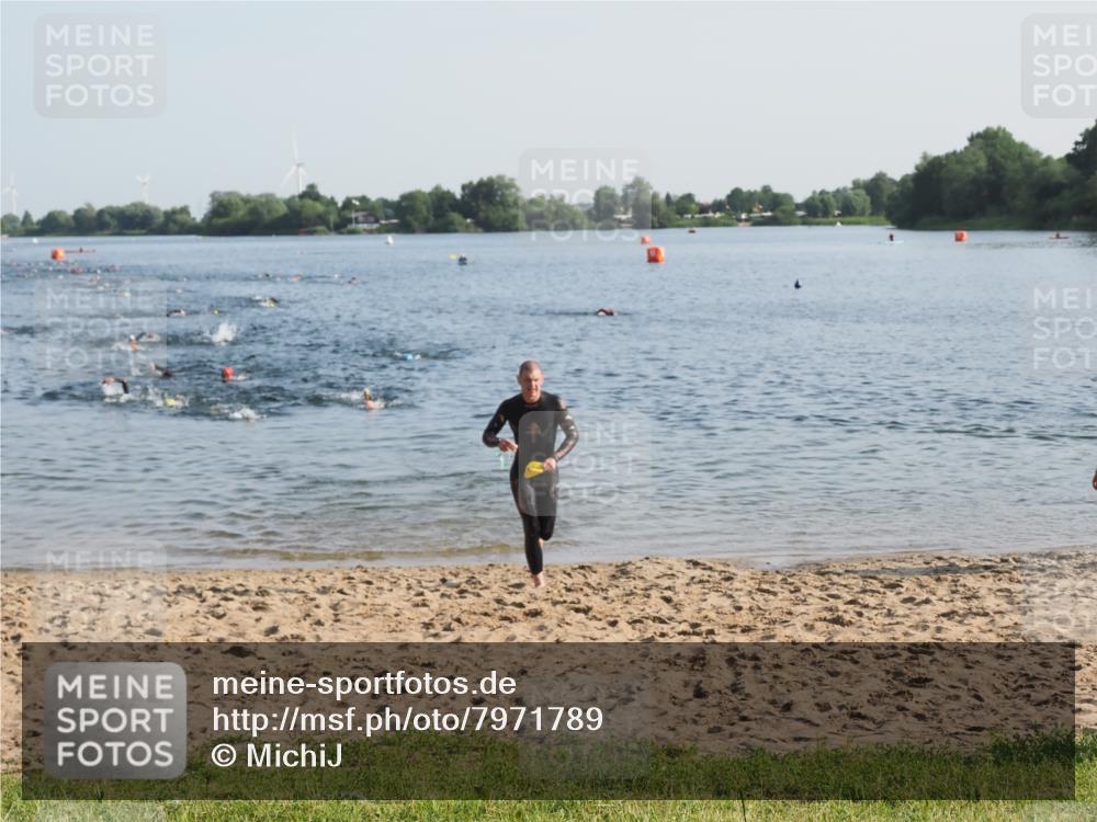 21.06.2025 - 27. Vierlanden-Triathlon MichiJ http://msf.ph/oto/7971789 15.06.2026 08:32:30 Schwimmen 14, 26, 188 meine-sportfotos.de