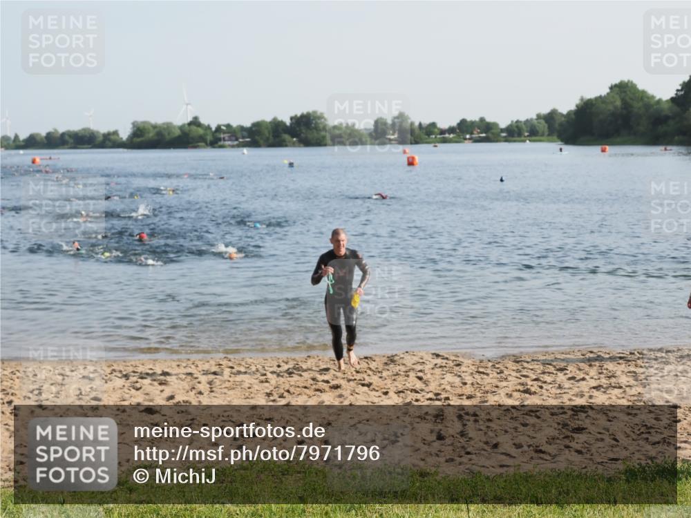 21.06.2025 - 27. Vierlanden-Triathlon MichiJ http://msf.ph/oto/7971796 15.06.2026 08:32:30 Schwimmen 14, 26, 188 meine-sportfotos.de