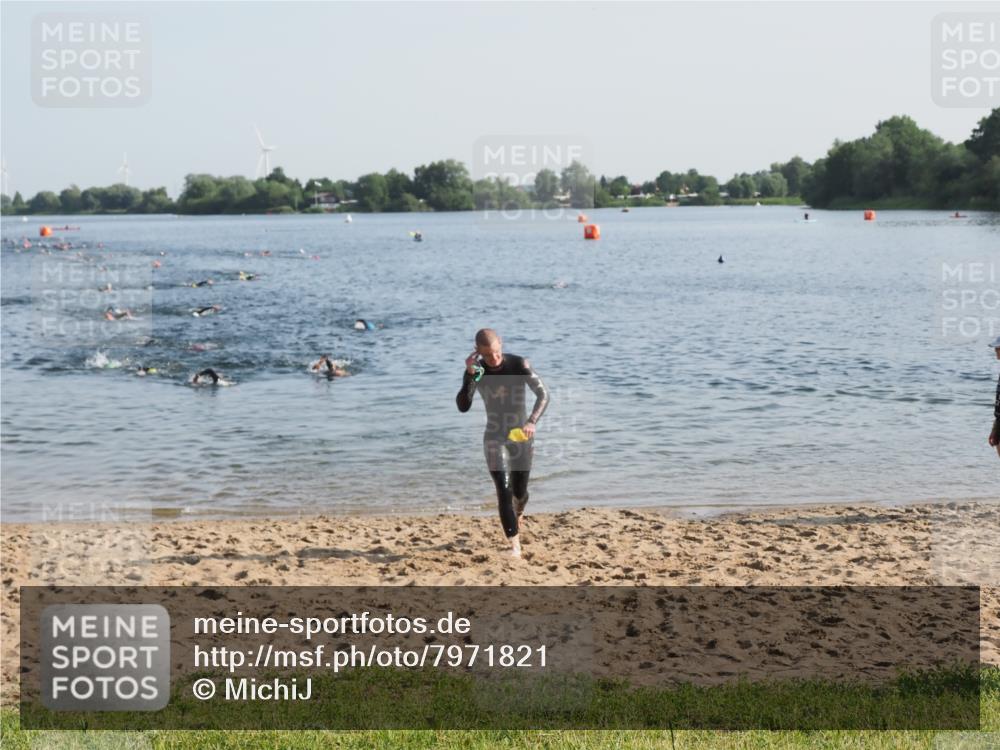 21.06.2025 - 27. Vierlanden-Triathlon MichiJ http://msf.ph/oto/7971821 15.06.2026 08:32:31 Schwimmen 14, 26 meine-sportfotos.de