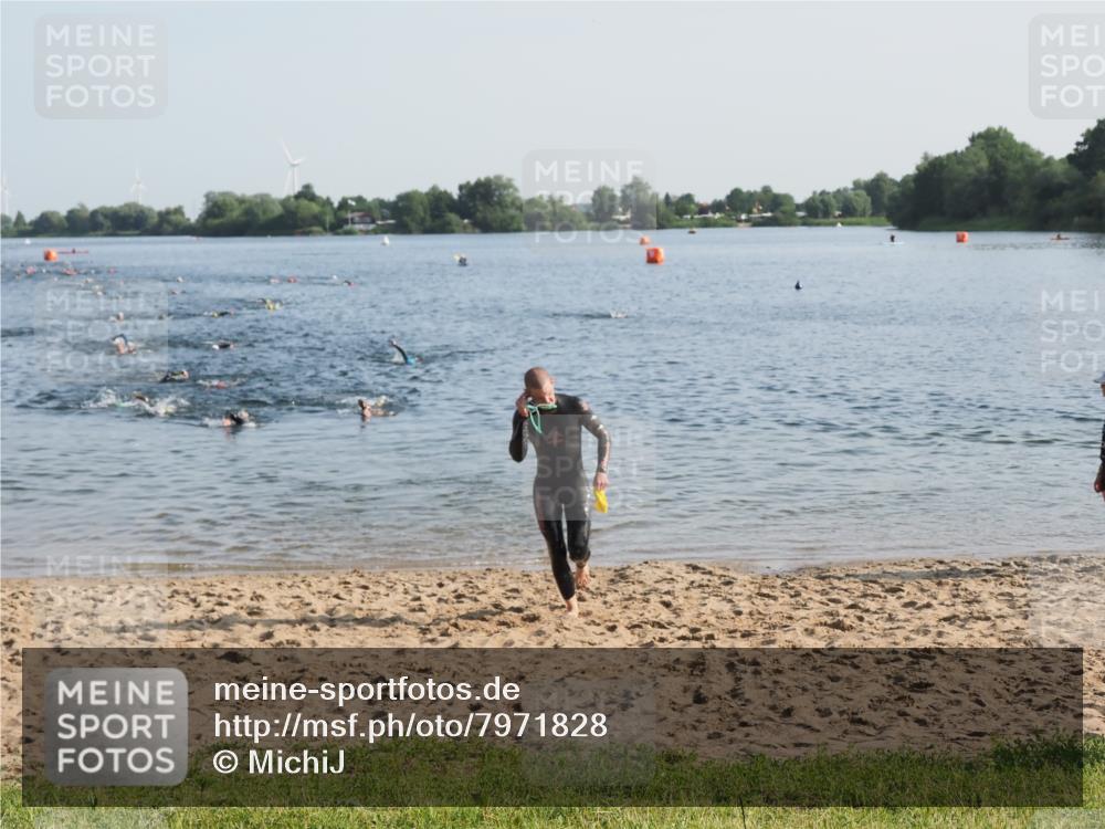 21.06.2025 - 27. Vierlanden-Triathlon MichiJ http://msf.ph/oto/7971828 15.06.2026 08:32:31 Schwimmen 14, 26 meine-sportfotos.de
