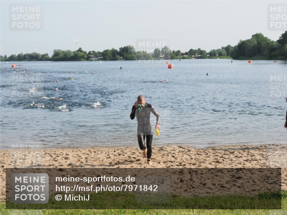 21.06.2025 - 27. Vierlanden-Triathlon MichiJ http://msf.ph/oto/7971842 15.06.2026 08:32:31 Schwimmen 14, 26 meine-sportfotos.de