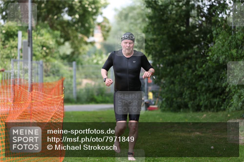 15.06.2025 - 7 Türme Triathlon Michael Strokosch http://msf.ph/oto/7971849 15.06.2025 13:01:42 Schwimmen 834 meine-sportfotos.de