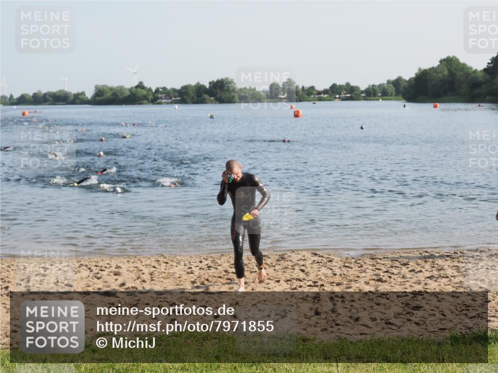 21.06.2025 - 27. Vierlanden-Triathlon MichiJ http://msf.ph/oto/7971855 15.06.2026 08:32:32 Schwimmen 14, 26 meine-sportfotos.de