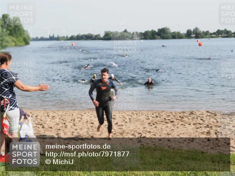 21.06.2025 - 27. Vierlanden-Triathlon MichiJ http://msf.ph/oto/7971877 15.06.2026 08:32:37 Schwimmen 14, 25, 26, 38 meine-sportfotos.de