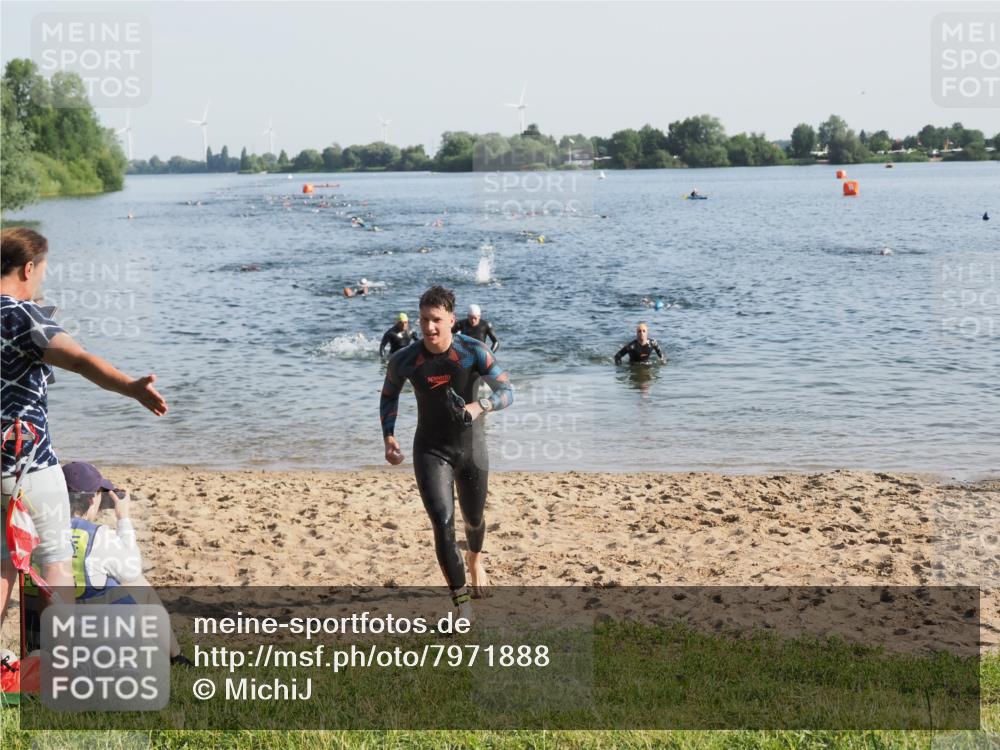 21.06.2025 - 27. Vierlanden-Triathlon MichiJ http://msf.ph/oto/7971888 15.06.2026 08:32:37 Schwimmen 14, 25, 26, 38 meine-sportfotos.de