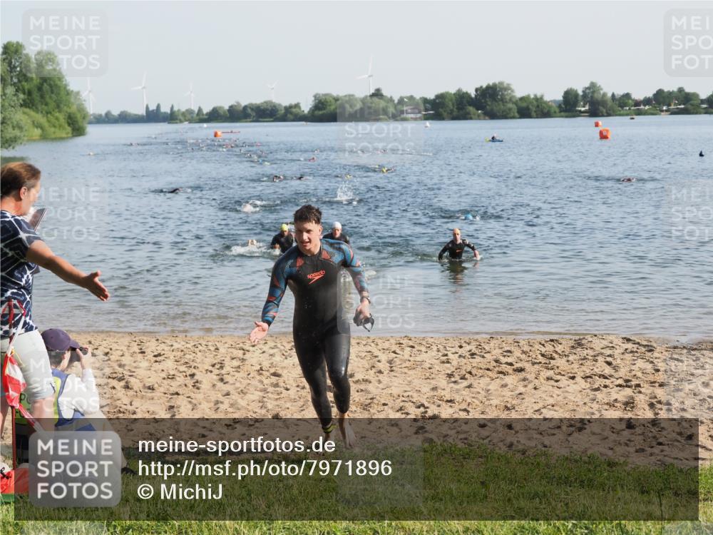 21.06.2025 - 27. Vierlanden-Triathlon MichiJ http://msf.ph/oto/7971896 15.06.2026 08:32:38 Schwimmen 14, 25, 26, 38 meine-sportfotos.de