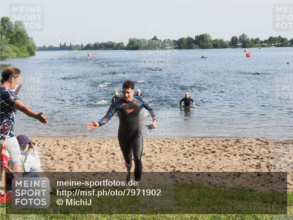 21.06.2025 - 27. Vierlanden-Triathlon MichiJ http://msf.ph/oto/7971902 15.06.2026 08:32:38 Schwimmen 14, 25, 26, 38 meine-sportfotos.de