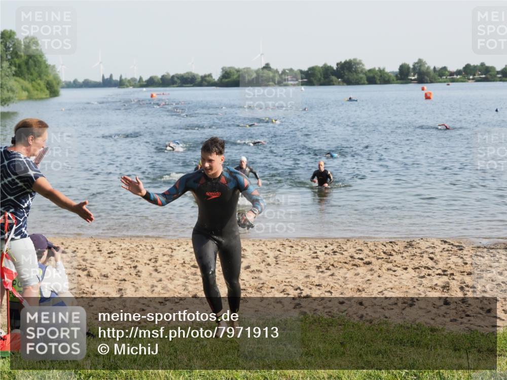 21.06.2025 - 27. Vierlanden-Triathlon MichiJ http://msf.ph/oto/7971913 15.06.2026 08:32:38 Schwimmen 14, 25, 26, 38 meine-sportfotos.de