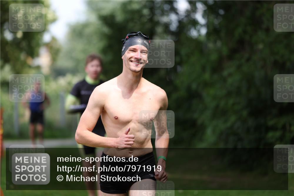 15.06.2025 - 7 Türme Triathlon Michael Strokosch http://msf.ph/oto/7971919 15.06.2025 13:02:22 Schwimmen 1083, 1118, 1173 meine-sportfotos.de