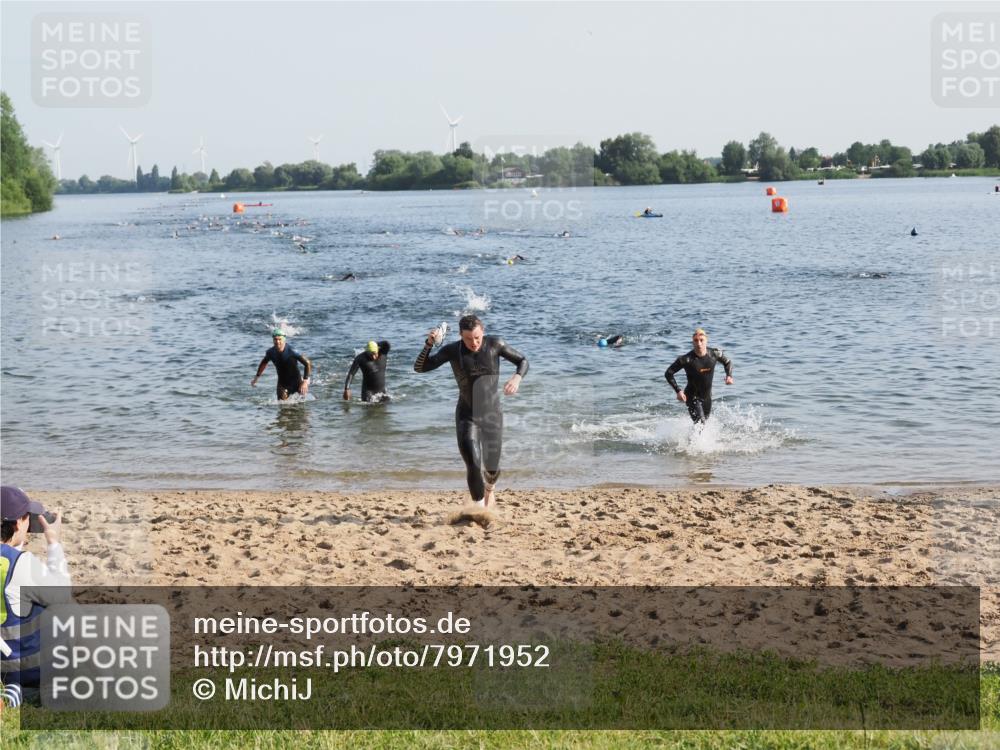 21.06.2025 - 27. Vierlanden-Triathlon MichiJ http://msf.ph/oto/7971952 15.06.2026 08:32:42 Schwimmen 25, 26, 38, 87 meine-sportfotos.de