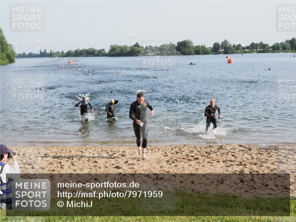 21.06.2025 - 27. Vierlanden-Triathlon MichiJ http://msf.ph/oto/7971959 15.06.2026 08:32:42 Schwimmen 25, 26, 38, 87 meine-sportfotos.de