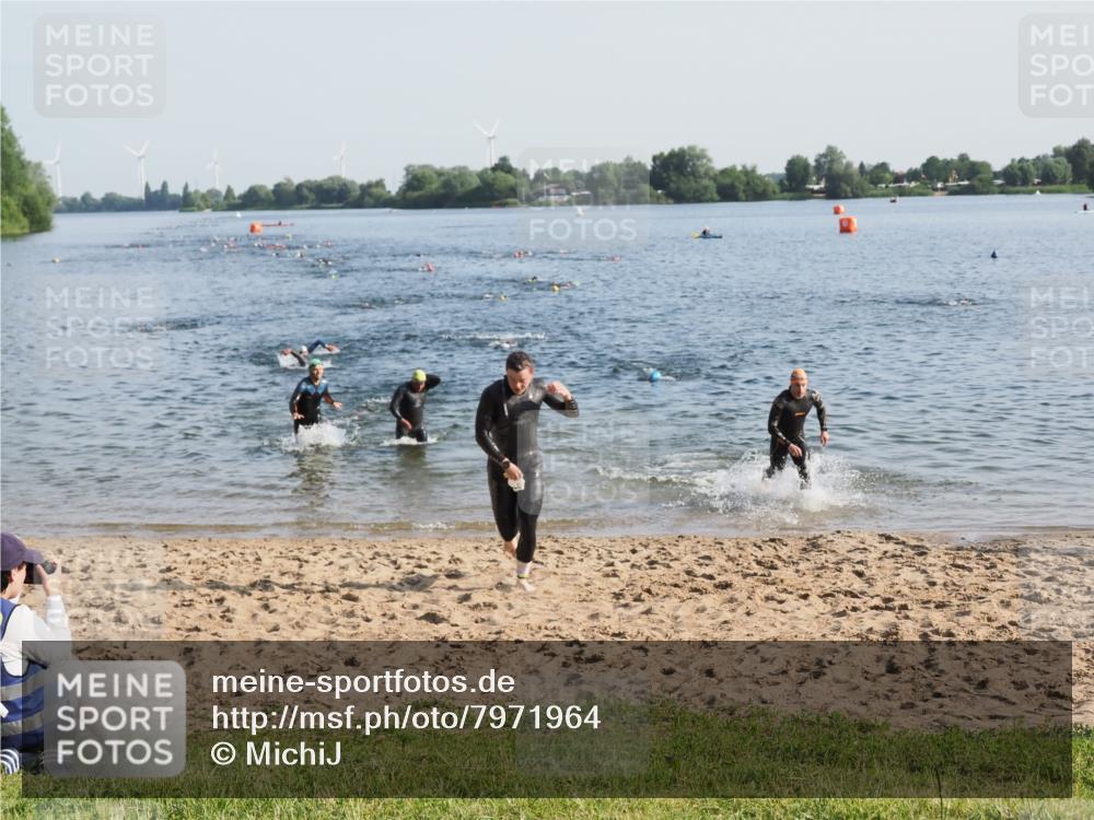 21.06.2025 - 27. Vierlanden-Triathlon MichiJ http://msf.ph/oto/7971964 15.06.2026 08:32:42 Schwimmen 25, 26, 38, 87 meine-sportfotos.de