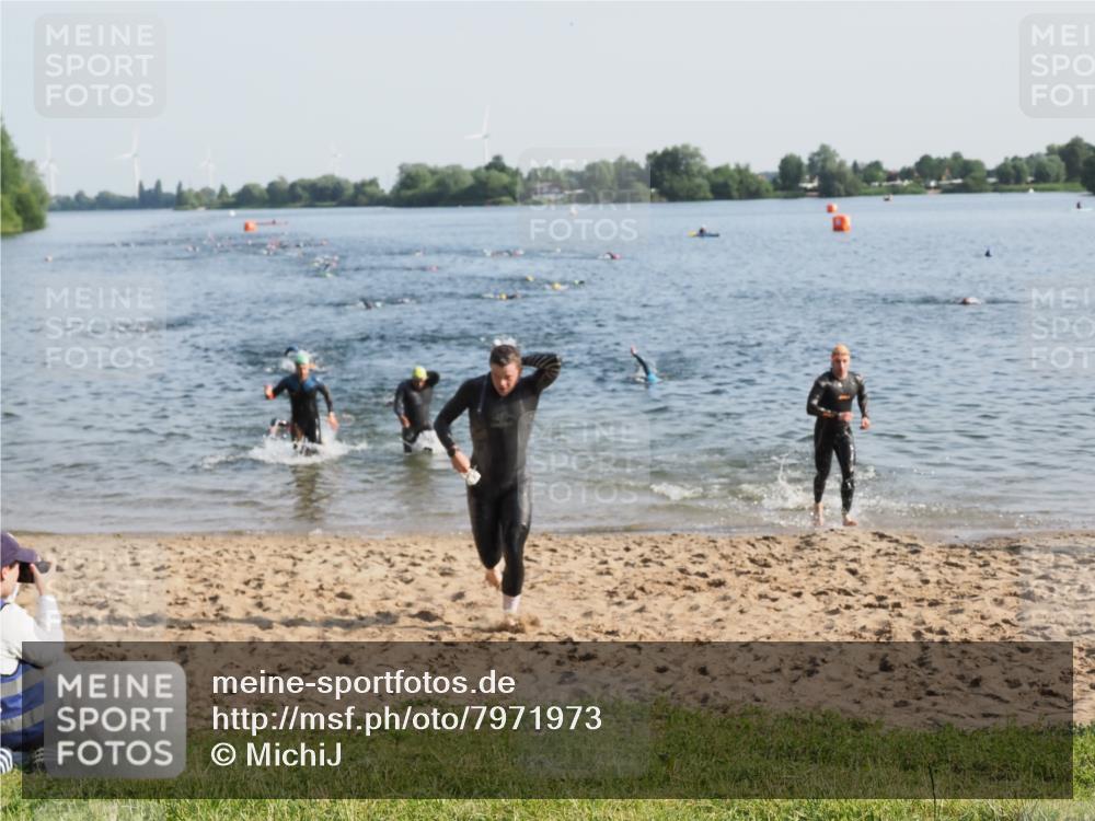 21.06.2025 - 27. Vierlanden-Triathlon MichiJ http://msf.ph/oto/7971973 15.06.2026 08:32:43 Schwimmen 25, 26, 38, 41, 87 meine-sportfotos.de