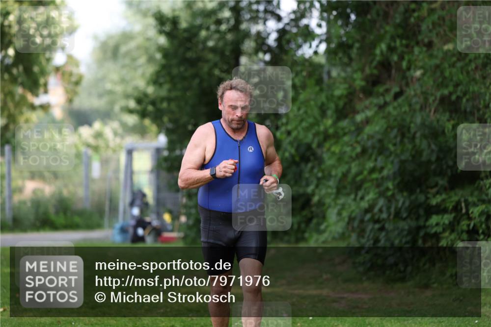 15.06.2025 - 7 Türme Triathlon Michael Strokosch http://msf.ph/oto/7971976 15.06.2025 13:02:28 Schwimmen 1083, 1118, 1173 meine-sportfotos.de