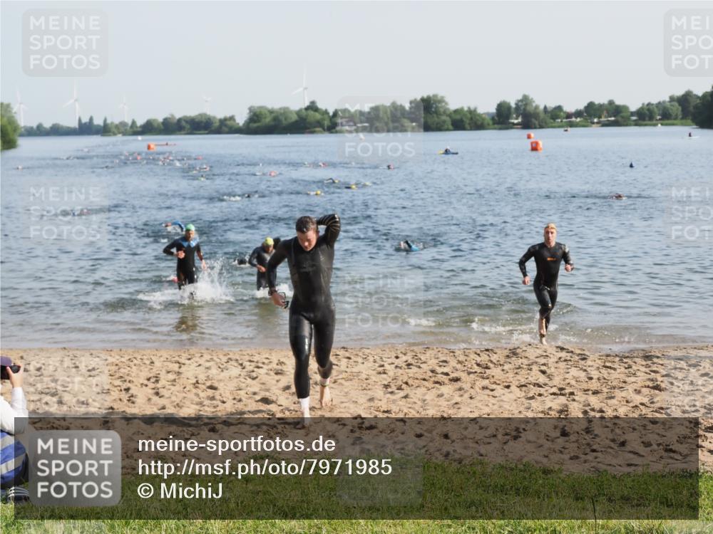 21.06.2025 - 27. Vierlanden-Triathlon MichiJ http://msf.ph/oto/7971985 15.06.2026 08:32:43 Schwimmen 25, 26, 38, 41, 87 meine-sportfotos.de