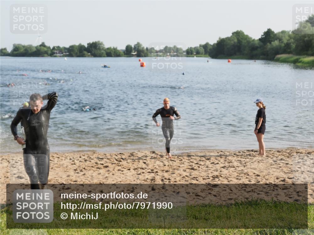 21.06.2025 - 27. Vierlanden-Triathlon MichiJ http://msf.ph/oto/7971990 15.06.2026 08:32:44 Schwimmen 25, 26, 38, 41, 87 meine-sportfotos.de