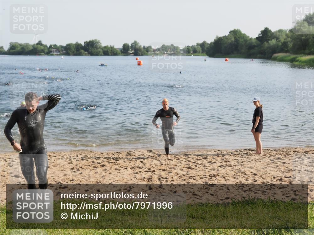 21.06.2025 - 27. Vierlanden-Triathlon MichiJ http://msf.ph/oto/7971996 15.06.2026 08:32:44 Schwimmen 25, 26, 38, 41, 87 meine-sportfotos.de