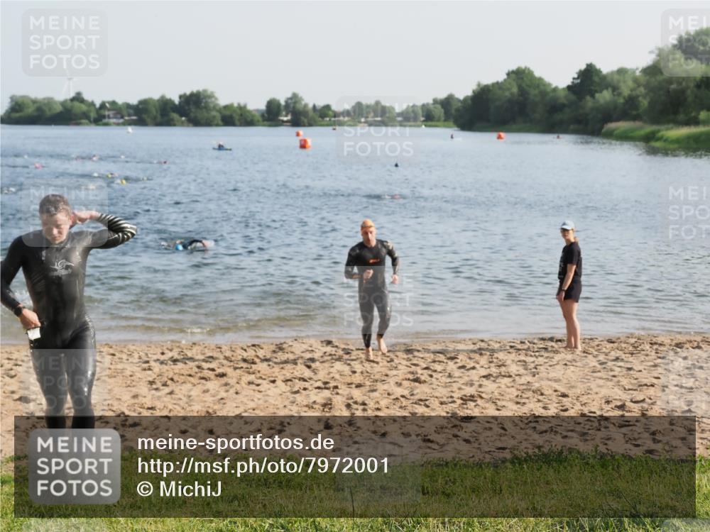 21.06.2025 - 27. Vierlanden-Triathlon MichiJ http://msf.ph/oto/7972001 15.06.2026 08:32:44 Schwimmen 25, 26, 38, 41, 87 meine-sportfotos.de