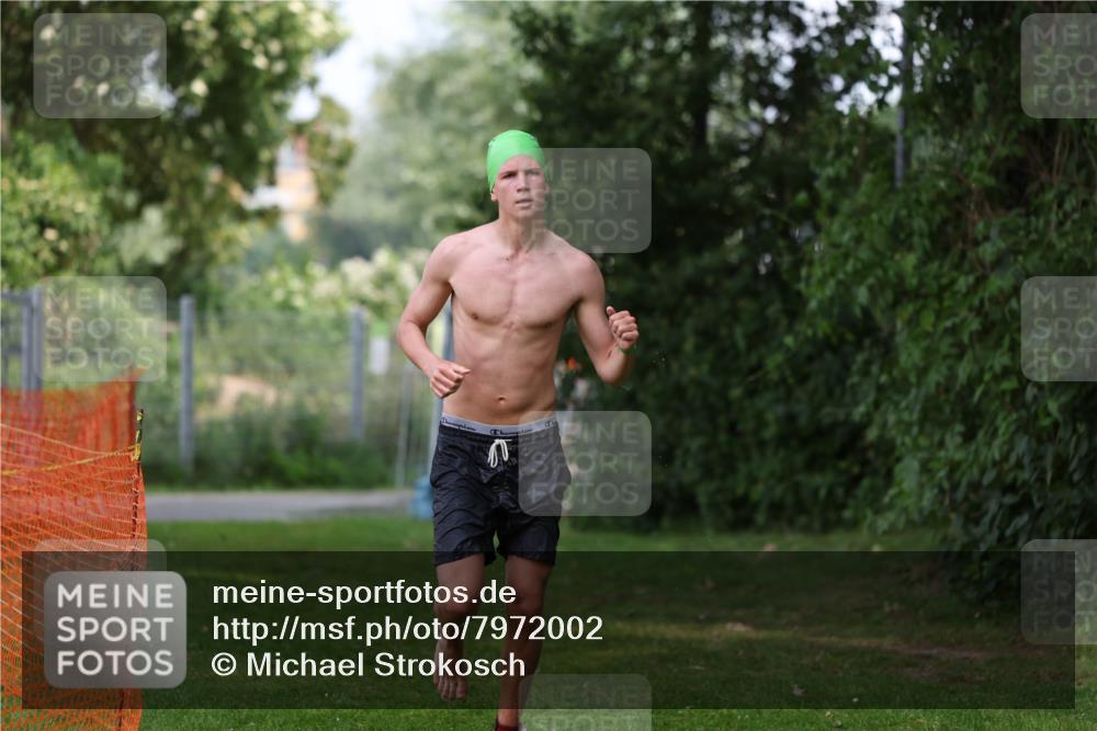 15.06.2025 - 7 Türme Triathlon Michael Strokosch http://msf.ph/oto/7972002 15.06.2025 13:02:39 Schwimmen 1083 meine-sportfotos.de