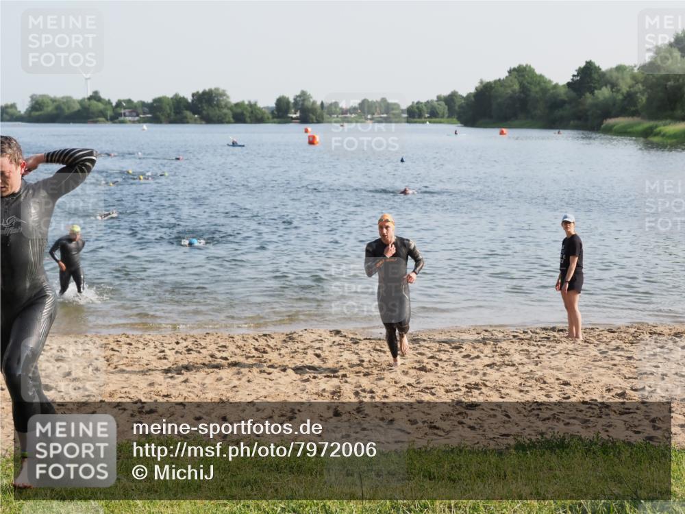 21.06.2025 - 27. Vierlanden-Triathlon MichiJ http://msf.ph/oto/7972006 15.06.2026 08:32:45 Schwimmen 25, 26, 38, 41, 60, 87 meine-sportfotos.de